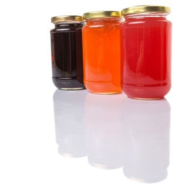 yaban mersini, çilek ve portakal meyve reçeli şişelenmiş.