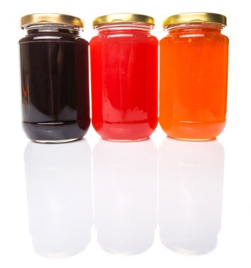 yaban mersini, çilek ve portakal meyve reçeli beyaz arka plan üzerinde şişelenmiş