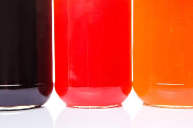 yaban mersini, çilek ve portakal meyve şişe kapağı reçeli beyaz arka plan üzerinde açın.