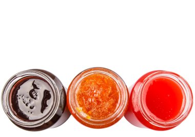 yaban mersini, çilek ve portakal meyve şişe kapağı reçeli beyaz arka plan üzerinde açın.