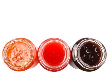 yaban mersini, çilek ve portakal meyve şişe kapağı reçeli beyaz arka plan üzerinde açın.