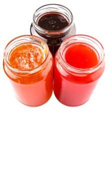 yaban mersini, çilek ve portakal meyve şişe kapağı reçeli beyaz arka plan üzerinde açın.