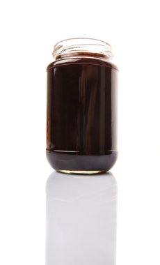 yaban mersini reçeli beyaz arka plan üzerinde şişelenmiş