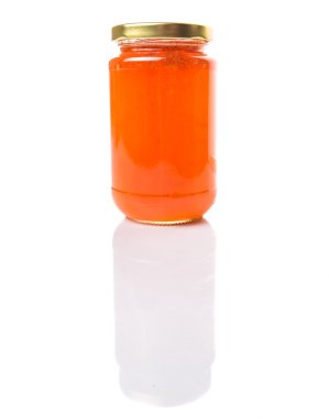 bir şişe beyaz arka plan üzerinde turuncu meyve reçeli