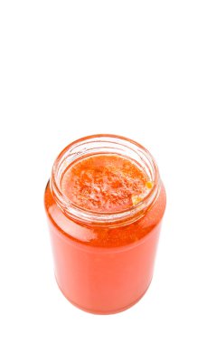 bir şişe beyaz arka plan üzerinde turuncu meyve reçeli