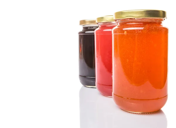 Bosbessen Aardbeien Oranje Vruchten Gebotteld Jam Witte Achtergrond — Stockfoto