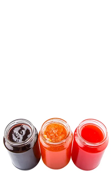 草莓和橘子水果打开盖子瓶装果酱在白色背景 — 图库照片