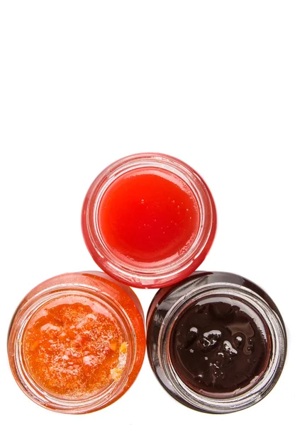 Bosbessen, aardbeien en oranje fruit open deksel gebotteld jam — Stockfoto