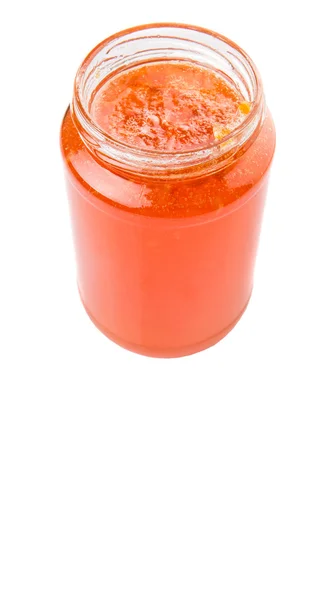 白い背景の上の瓶の中のオレンジ色の果物ジャム — ストック写真