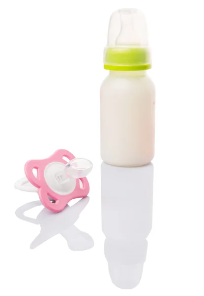 Bebek emziği ve bir şişe baby formül süt — Stok fotoğraf