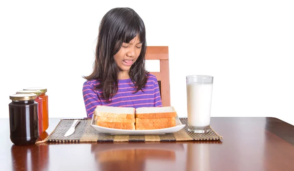 Jung malaiisch asiatisch preteen mädchen having breakfast — Stockfoto