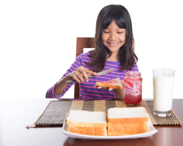 Joven malayo asiático preadolescente chica teniendo desayuno —  Fotos de Stock