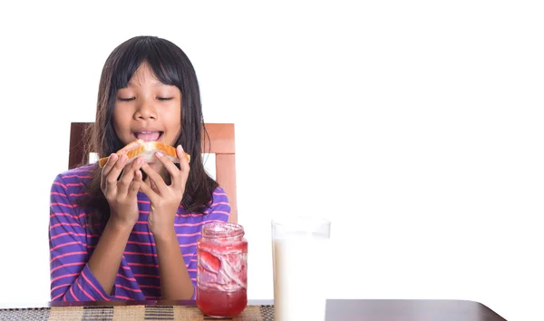 Jung malaiisch asiatisch preteen mädchen having breakfast — Stockfoto