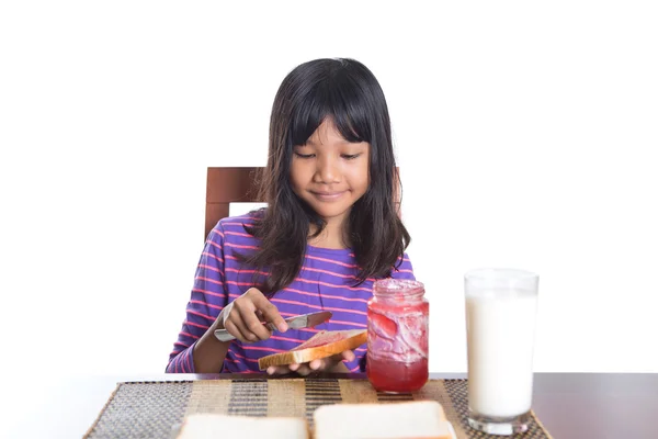 Joven malayo asiático preadolescente chica teniendo desayuno —  Fotos de Stock