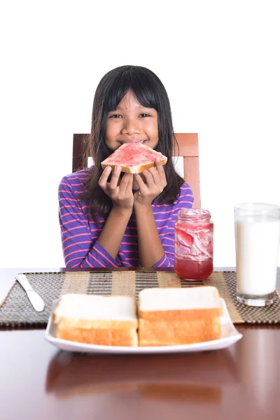 Joven malayo asiático preadolescente chica teniendo desayuno —  Fotos de Stock