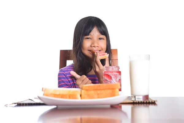 Joven malayo asiático preadolescente chica teniendo desayuno —  Fotos de Stock