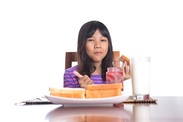 Jung malaiisch asiatisch preteen mädchen having breakfast — Stockfoto