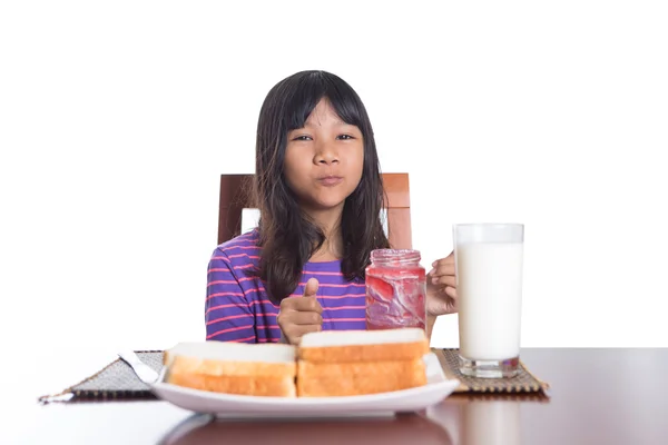 Joven malayo asiático preadolescente chica teniendo desayuno —  Fotos de Stock