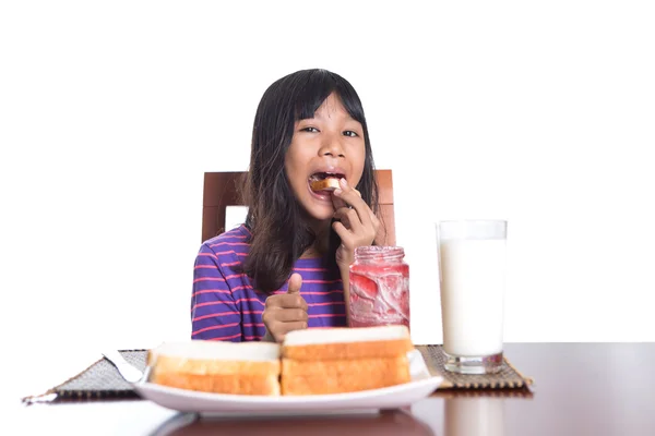 Joven malayo asiático preadolescente chica teniendo desayuno —  Fotos de Stock