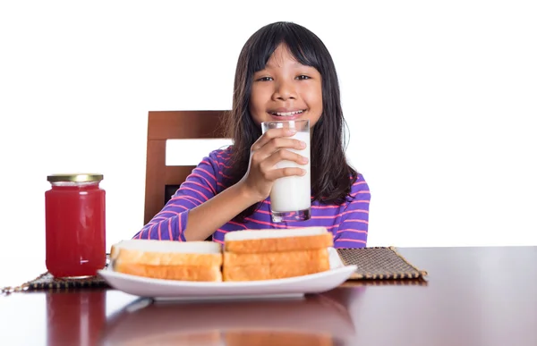 Joven malayo asiático preadolescente chica teniendo desayuno —  Fotos de Stock