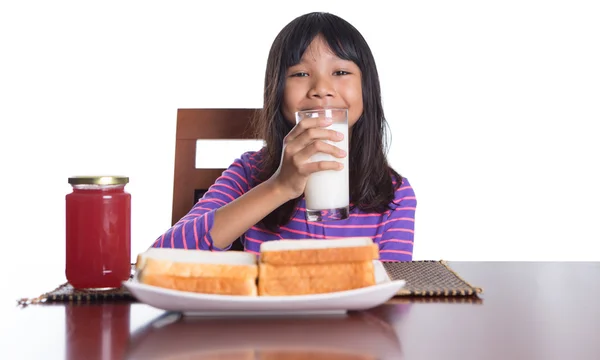 Joven malayo asiático preadolescente chica teniendo desayuno —  Fotos de Stock