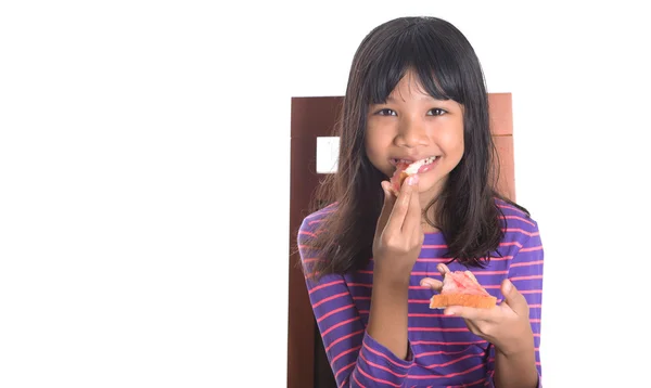 Молодая девушка ест хлеб — стоковое фото