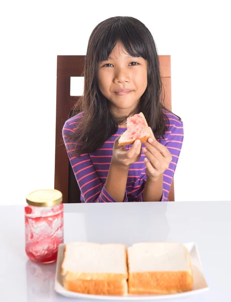 Junges Mädchen isst Brot — Stockfoto