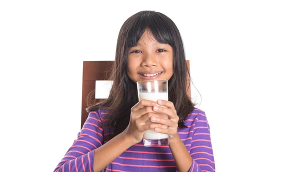 Giovane ragazza asiatica con latte — Foto Stock