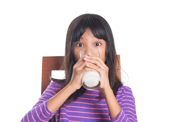Giovane ragazza asiatica con latte — Foto Stock
