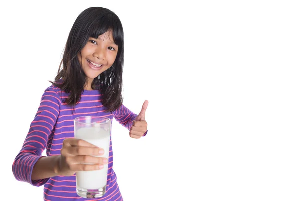 Молодая азиатка с молоком — стоковое фото