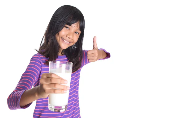 Jonge Aziatische Preteen Meisje Met Een Glas Melk Witte Achtergrond — Stockfoto