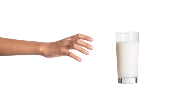 Jong meisje hand met een glas melk — Stockfoto