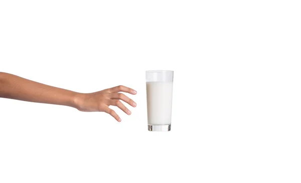 Junge Mädchenhand mit einem Glas Milch — Stockfoto