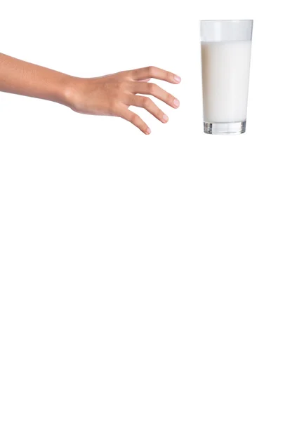 Junge Mädchenhand mit einem Glas Milch — Stockfoto