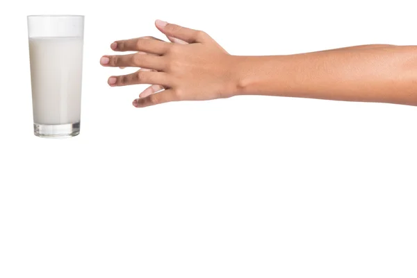 우유의 유리를 가진 어린 소녀 손 — 스톡 사진