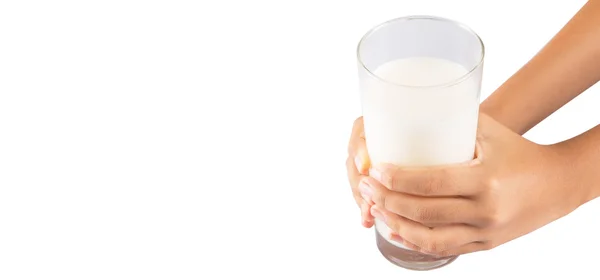 Junge Mädchenhand mit einem Glas Milch — Stockfoto