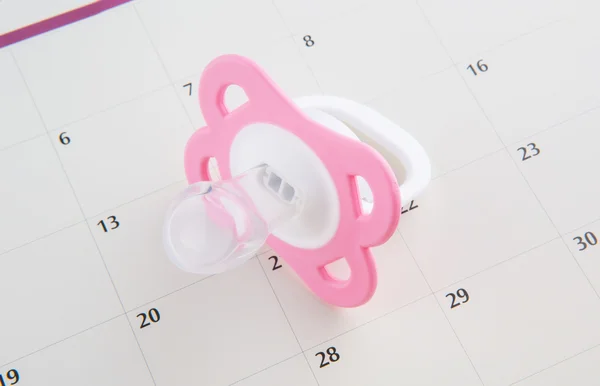 Rosa chupete y calendario — Foto de Stock