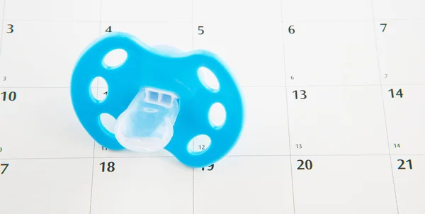 Blå napp och kalender — Stockfoto