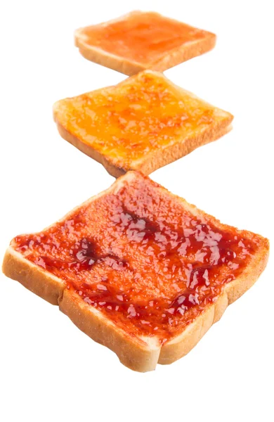 Mescolare la marmellata di frutta spalmata sul pane tostato — Foto Stock