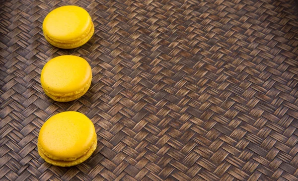 Gele gekleurde Franse macarons — Stockfoto