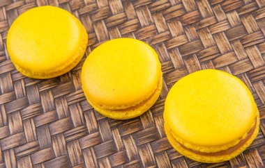 sarı renkli Fransız macarons