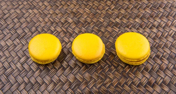 黄色の着色されたフランスのマカロン — ストック写真