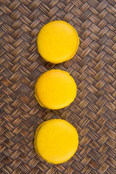 Macarons français de couleur jaune — Photo