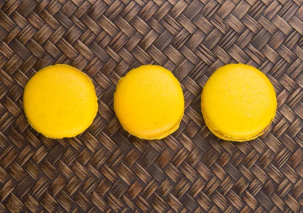 Gelb gefärbte französische Macarons — Stockfoto