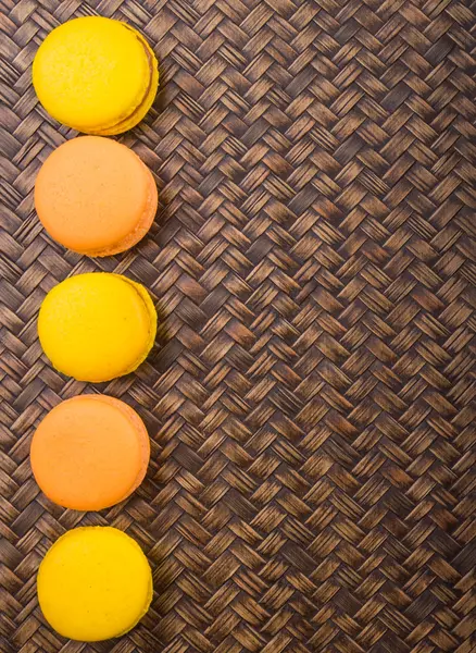Orange och gula franska macarons — Stockfoto