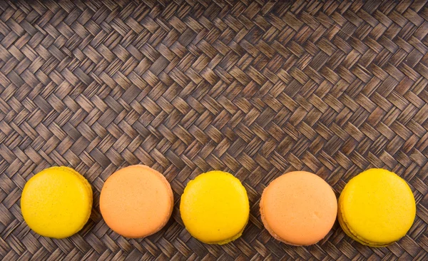 Macarões franceses laranja e amarelo — Fotografia de Stock
