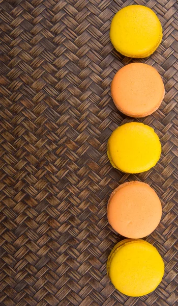 Orange och gula franska macarons — Stockfoto