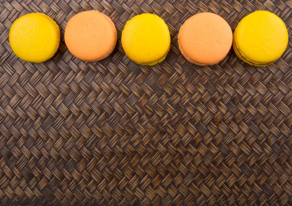 Macarrones franceses anaranjados y amarillos —  Fotos de Stock