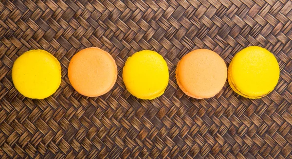 Orange und gelbe französische Macarons — Stockfoto