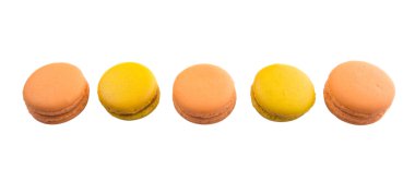 Sarı ve turuncu renkli Fransız macarons beyaz zemin üzerine